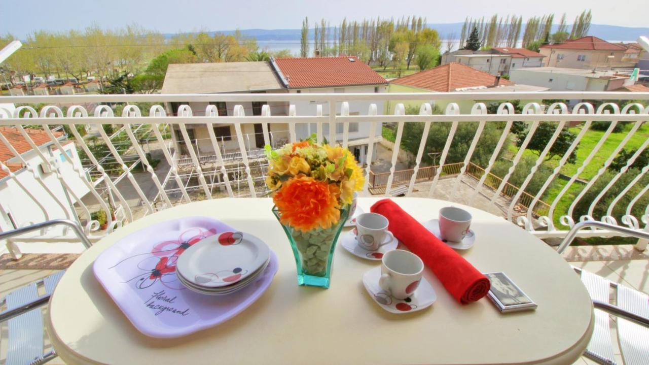 Apartments Iko Omis Exterior photo