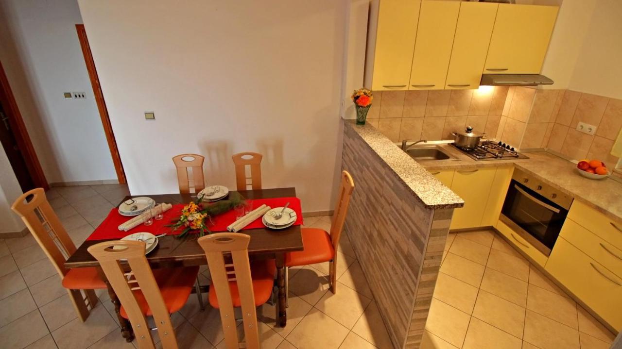 Apartments Iko Omis Exterior photo