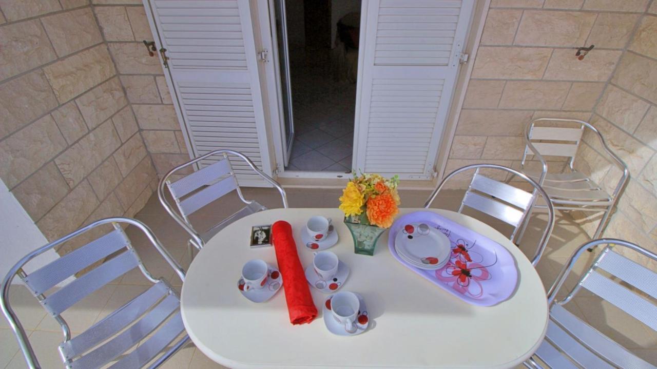 Apartments Iko Omis Exterior photo