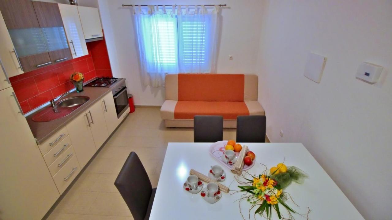 Apartments Iko Omis Exterior photo
