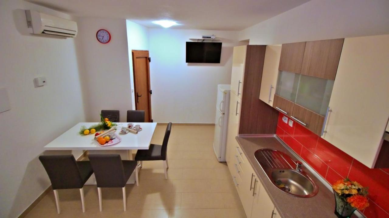 Apartments Iko Omis Exterior photo