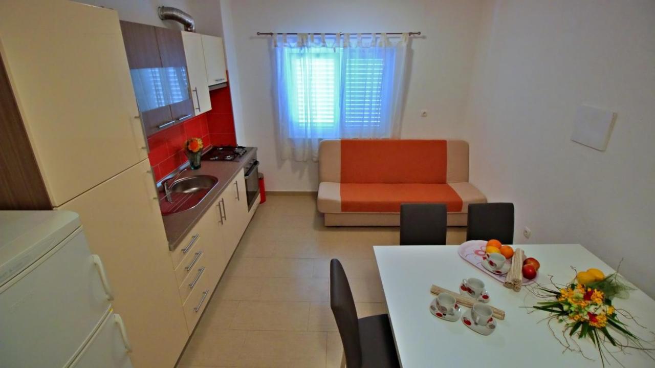 Apartments Iko Omis Exterior photo