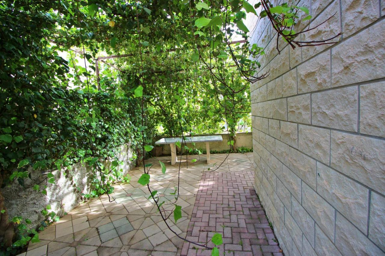 Apartments Iko Omis Exterior photo