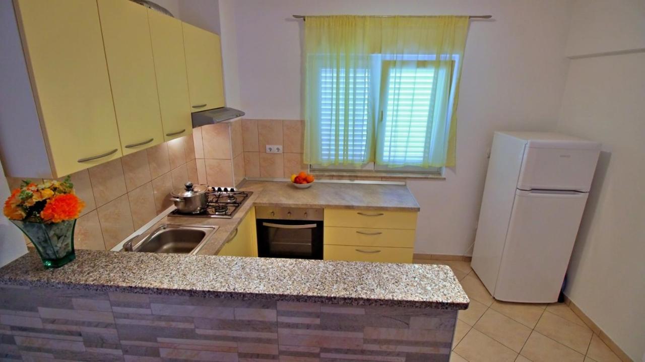 Apartments Iko Omis Exterior photo