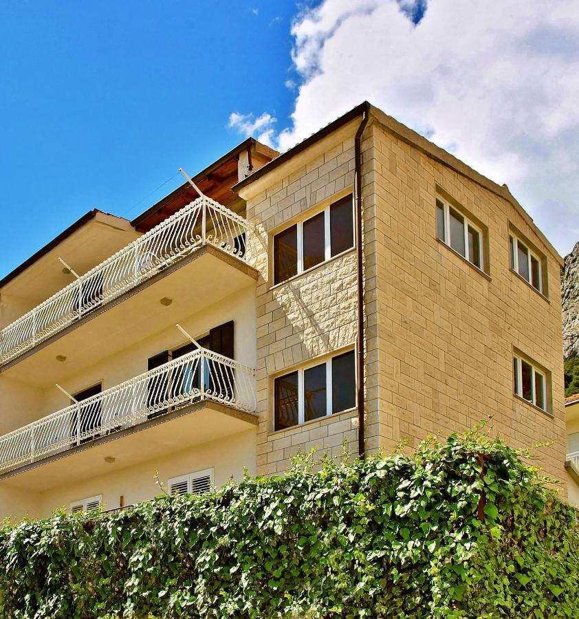 Apartments Iko Omis Exterior photo